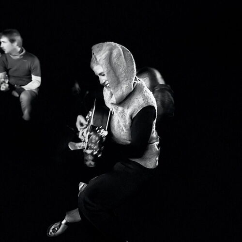 Eva Lynn mit Kaputze