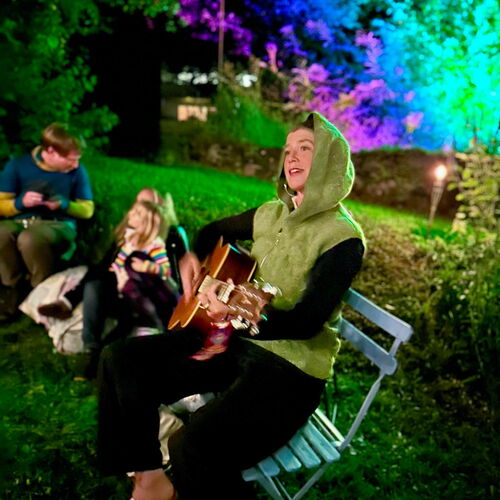 Eva Lynn am Feuer mit grüner kaputze